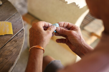 Arte nas Mãos: Com destreza e delicadeza, mãos habilidosas esculpem jóias em madrepérolas,...