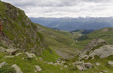 Fototapeta premium Sommets au-dessus de Serfaus