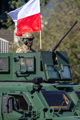 Żołnierz w woskowym wozie bojowym na paradzie z okazji święta Wojska Polskiego