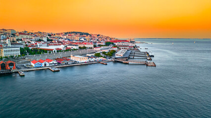 Cais do Sodré Margem Rio Tejo Lisboa Portugal Mercado da Ribeira das Naus Bares Restaurantes Beco...