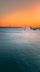Fototapeta premium Cais do Sodré Margem Rio Tejo Lisboa Portugal Mercado da Ribeira das Naus Bares Restaurantes Beco Boteco da DRI Trapiche Pier Jardim Roque Gameiro Cais das Pombas Terrapleno de Santos Mar Oceano Sol
