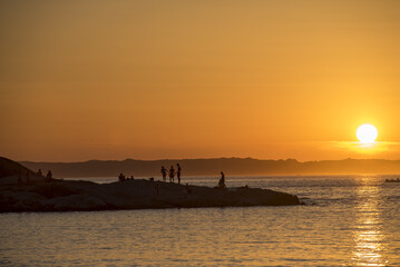 Ragazzi sulla scogliera al tramonto