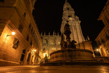 Sola ante la catedral
