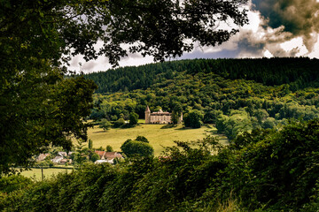 Château de Bazoches dans le Morvan. Magnifique point de vue sur l'édifice situé au milieu de la...