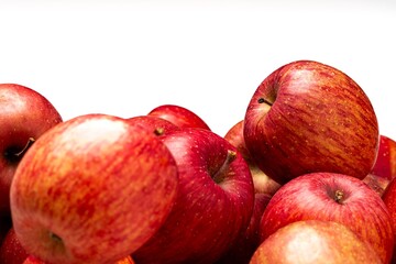 たくさんの赤いリンゴの白背景写真