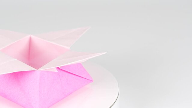 折り紙　ピンク色の箱