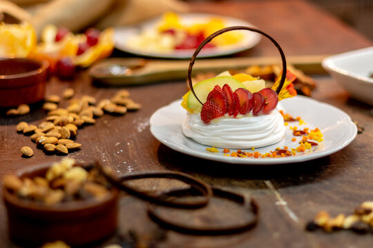 Postre crema con frutillas