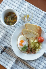 Foods ready! Its time for breakfast!