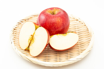 白背景にカットされた林檎