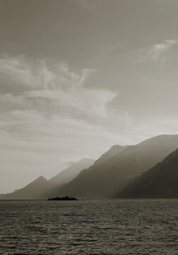 Berge am westlichen Ufer des Gardasee nahe Limone Sul Garda in Italien. Textfreiraum im oberen Teil. 