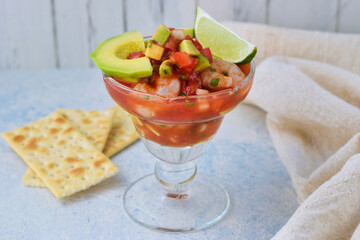 メキシコ料理のセビーチェ・アカプルケーニョ　クラッカーをそえて　コピースペースあり Mexican food Ceviche acapulqueño（Cebiche acapulqueño, Ceviche estilo Acapulco) served with salty crackers, copy space available