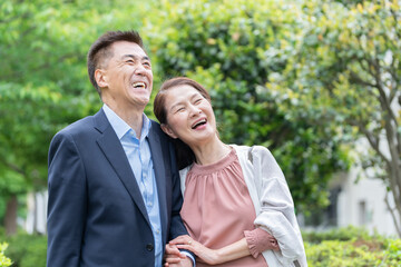 Fototapeta premium 新緑とシニア夫婦