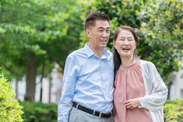 Obraz premium 新緑とシニア夫婦