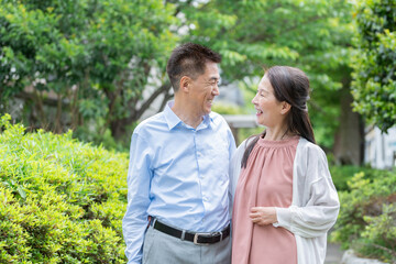 新緑とシニア夫婦