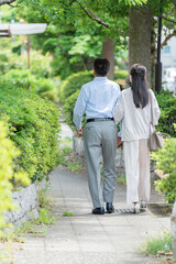 Obraz premium 公園を散歩するシニア夫婦