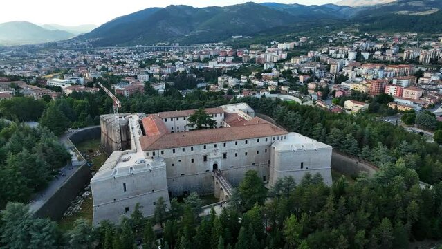 L'Aquila, il centro storico, Abruzzo, Italia.
Vista Aerea con drone del Castello e del centro dell'Aquila.