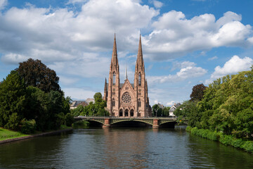 Fototapeta na wymiar famous Saint-Paul church in Strasbourg
