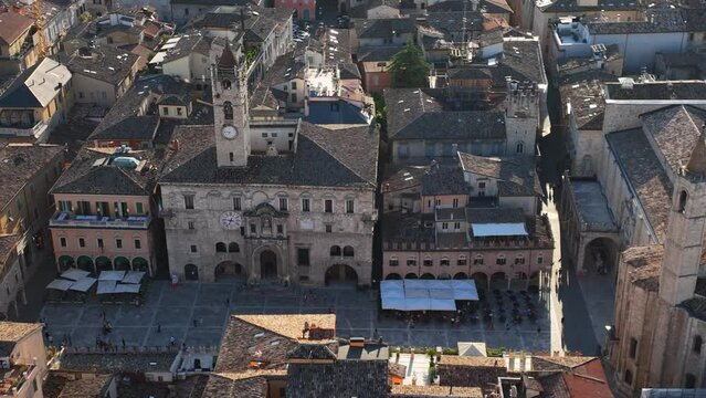Ascoli Piceno, Marche, Italia, Piazza del Popolo.
Ripresa aerea del centro della città di Ascoli Piceno.