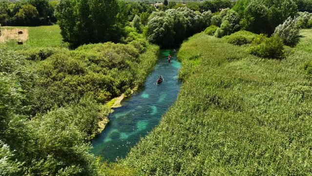 In canoa risalendo il fiume Tirino in Abruzzo, Italia.
Vista aerea dall'alto dei canoisti.