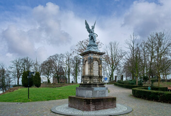 Obraz premium Monument railway line Nijmegen-Cleve 1865 || Monument spoorlijn Nijmegen-Cleve 1865