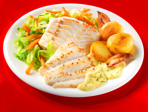 Schellfisch Teller mit Kartoffeln und frischem Salat 