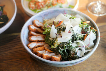 Leaf salad with chicken and cheese