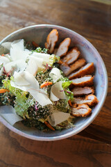 Leaf salad with chicken and cheese