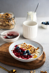 Eine Schüssel mit Granola, Joghurt und frischen Beeren. Gesundes Frühstück.
