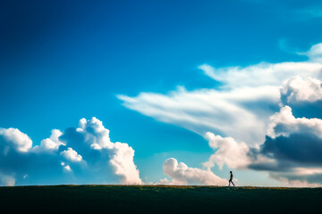 Ciel bleu avec nuages avec silhouette marchant au loin - Générative IA