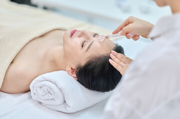 아시아 한국의 젊은 여성이 스파 또는 피부관리전문점 또는 피부과...