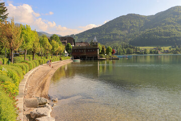 Fototapeta premium Frühling am Fuschlee im Salzkammergut; Uferpromenade in Fuschl