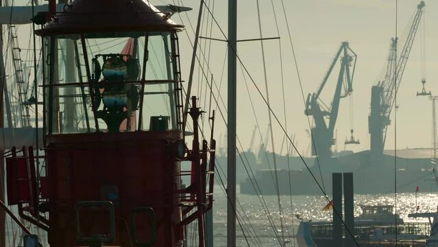 Schiffe und Kräne im Hamburger Hafen