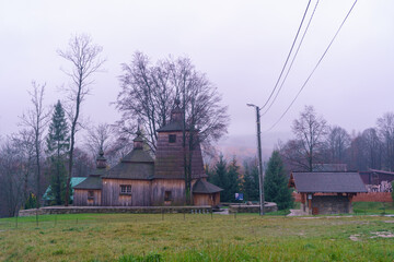 Drewniany zabytkowy kościół w krainie Łemków. Stara Cerkiew w Beskidzie Niskim, Polska.