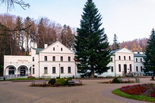 Zabytkowy budynek Pijalni Wód oraz Stare Łazienki w Iwonicz Zdrój. Stara drewniana architektura sanatoryjna w Polsce.