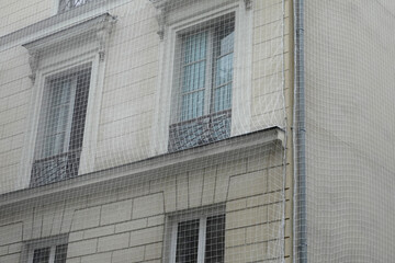 Filets de protection sur la façade d'un immeuble