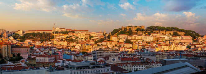 Obraz premium View of Lisbon city from Miradouro de Sao Pedro de Alcantara viewpoint on sunset. Lisbon, Portugal.