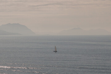 barco solitario sobre el mar