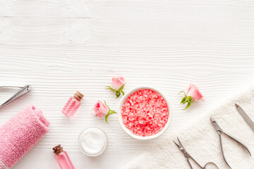 Obraz na płótnie Canvas Hands and nail care cosmetic set with pink roses flowers.