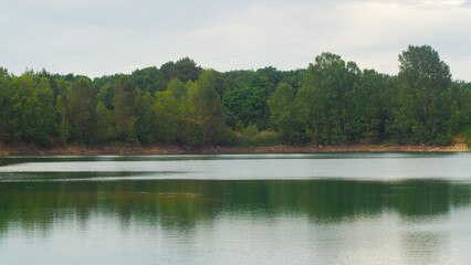 Lac de carrière, avec de légers embruns sur la surface de l'eau