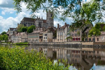 Fototapeta na wymiar Photo de la ville d'Auxerre depuis les quais
