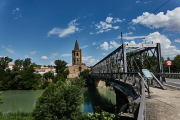 Fototapeta na wymiar the town of Sangüesa with its metallic bridge, in Navarra. Spain