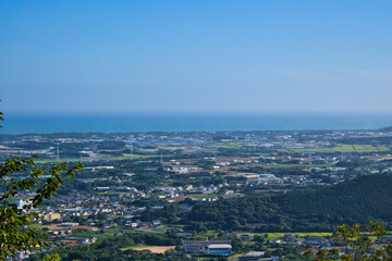 Obraz premium 愛知県田原市蔵王山の展望台から眺める街並みと青い海と空