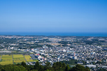 Fototapeta na wymiar 愛知県田原市蔵王山の展望台から眺める街並みと青い海と空