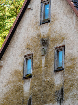 Wasserflecken an feuchter Hauswand