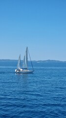 Obraz premium greece ship sailboat blue sea between igoumenitsa and corfu