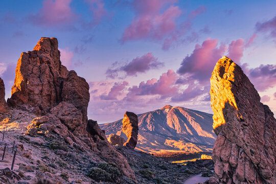 Volc&aacute;n Teide en la isla de Tenerife, islas canarias, Espa&ntilde;a. Paisaje id&iacute;lico, impetuoso y dram&aacute;tico con nubes intensas y colores expresivos.