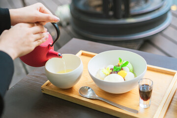 川沿いのカフェで食べる和菓子と抹茶