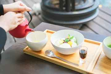 川沿いのカフェで食べる和菓子と抹茶