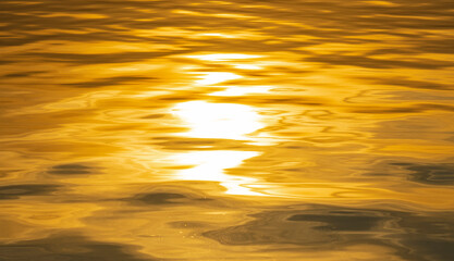 Blik słońca na wodzie - golden hour