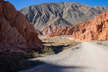 Camino entre las montaña, paseo los colorados, en Purmamarca, Jujuy